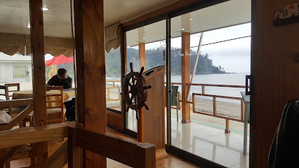 Salón de Restaurant La Proa junto a la costa